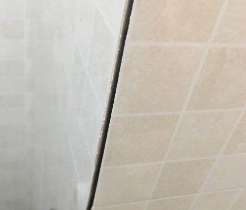 怀宁瓷砖空鼓维修公司分享阳台瓷砖脱落的修复过程可以分为以下几个步骤