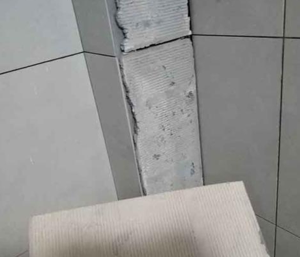 怀宁瓷砖空鼓维修公司分享下厨房瓷砖脱落的补救措施。